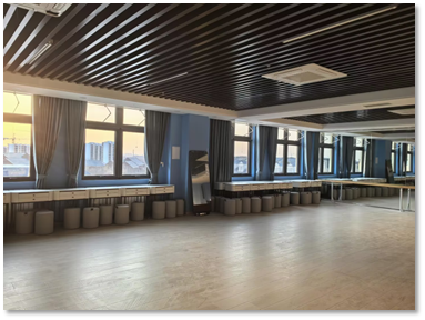 房间里有许多窗户AI 生成的内容可能不正确。