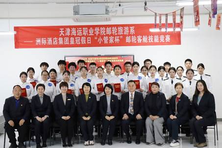 一群人站在一起AI 生成的内容可能不正确。