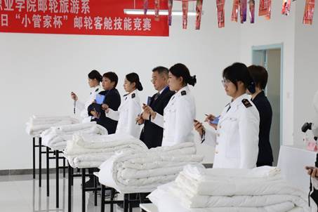 切蛋糕的人们AI 生成的内容可能不正确。