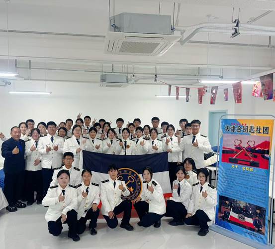 一群穿制服的人AI 生成的内容可能不正确。