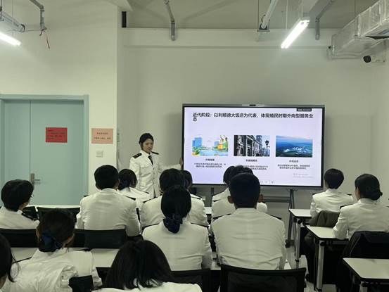 一群人在开会AI 生成的内容可能不正确。