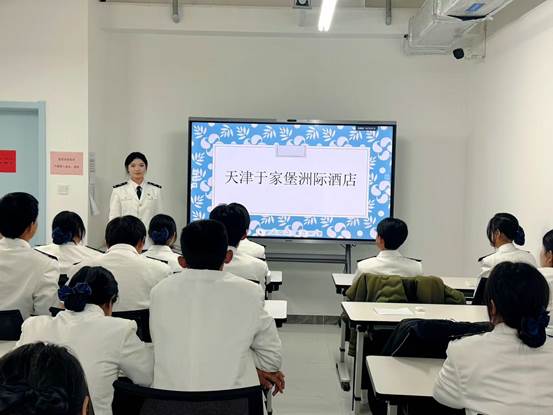 一群人在开会AI 生成的内容可能不正确。