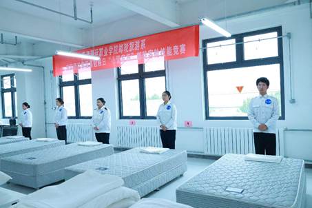 房间里的床AI 生成的内容可能不正确。