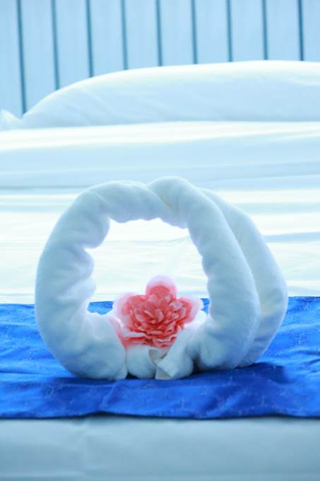 图片包含 室内, 蓝色, 躺, 雪AI 生成的内容可能不正确。