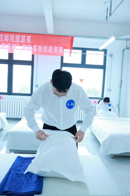 图片包含 男人, 人, 室内, 桌子AI 生成的内容可能不正确。