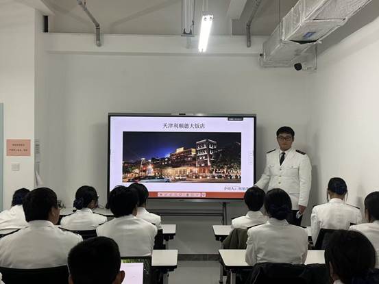 会议室里的人们AI 生成的内容可能不正确。